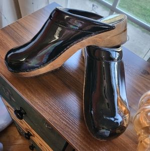 Black patent leather clogs, size 10 SANTINA
